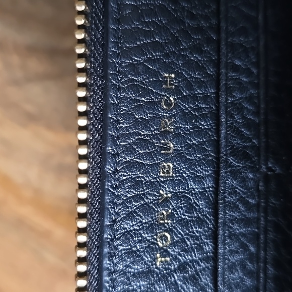 Tory Burch Women's 141004 Pebbled Leather Britten Zip Continental Wallet (Black) - Picture 5 of 11